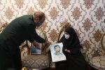 دیدار سردار خرم فرمانده سپاه عاشورا با مادر شهید محمد سبزی