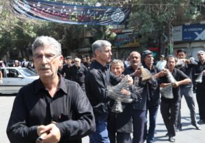 عزاداری مردم مومن و متدین شهرستان بناب در روز تاسوعای حسینی+ تصاویر