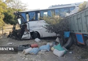 ۱۹ زخمی در برخورد اتوبوس و کامیون در ایلخچی