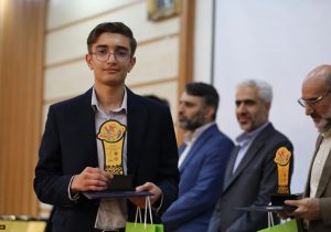 مدال برنز المپیاد نانو کشور بر گردن یک دانش آموز بنابی