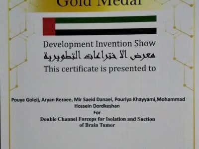 دال طلای مسابقات جهانی اختراعات بر گردن جوان خوشه مهری